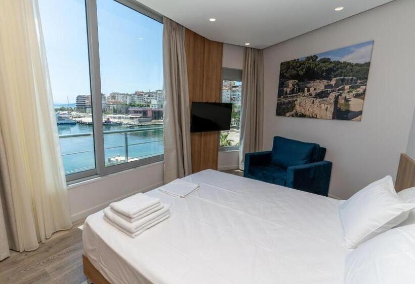 غرفة قياسية مطلّة علي البحر, Titania