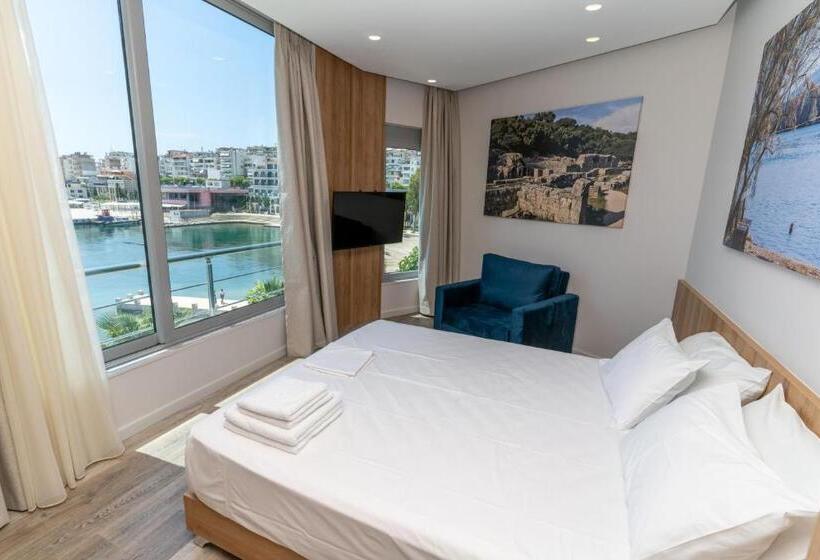 غرفة قياسية مطلّة علي البحر, Titania