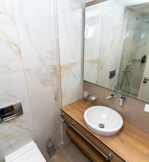 غرفة قياسية مطلّة علي البحر, Titania