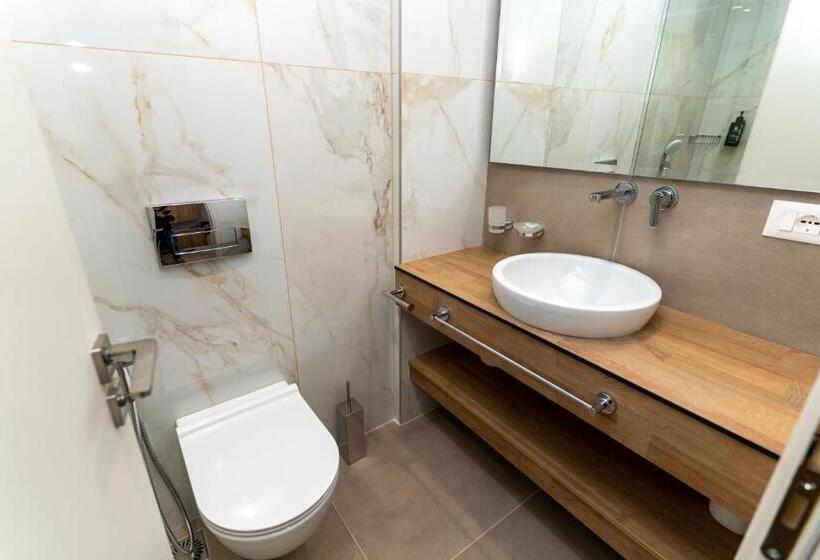 غرفة قياسية مطلّة علي البحر, Titania