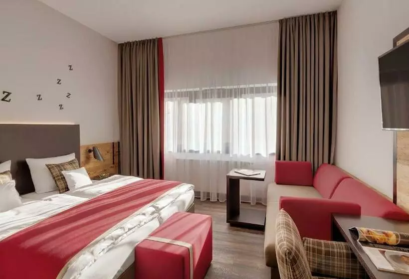 Standard Triple Room with Terrace, Traumschmiede