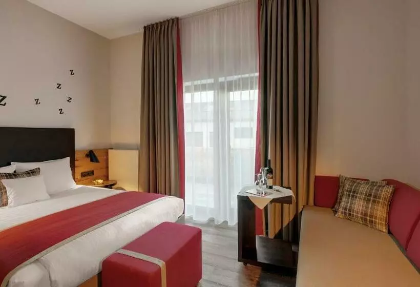 Standard Triple Room with Terrace, Traumschmiede