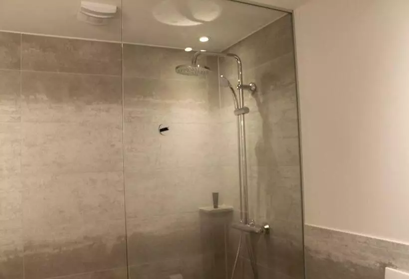 اتاق استاندارد یک نفره, Traumschmiede
