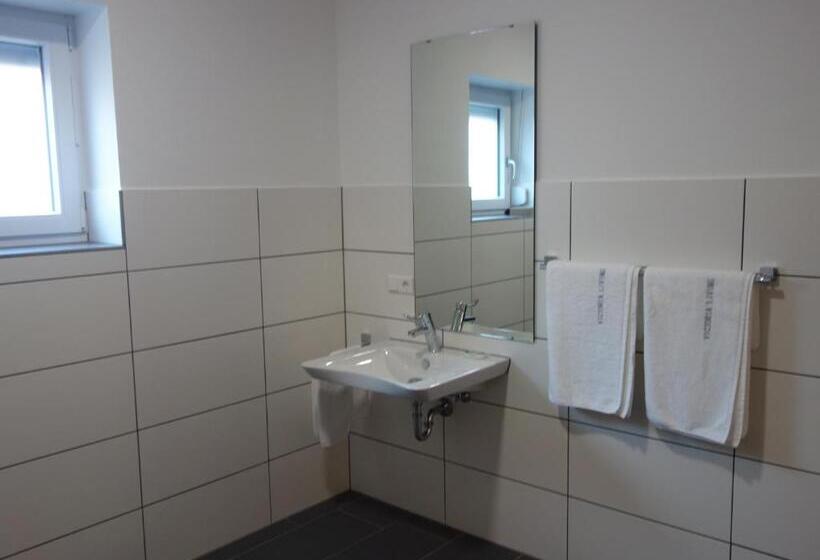 חדר סופריור מותאם לאדם עם מוגבלויות, Victoria Living