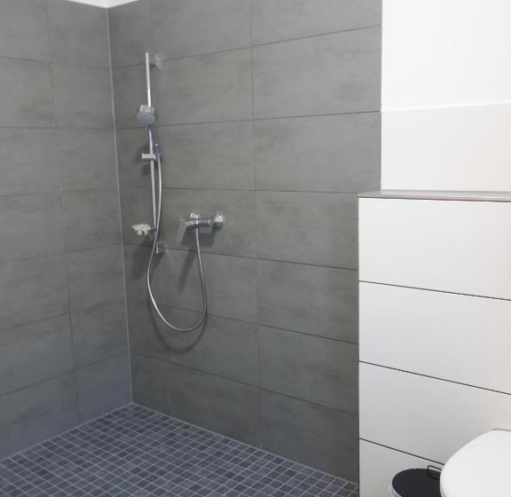 חדר סופריור מותאם לאדם עם מוגבלויות, Victoria Living