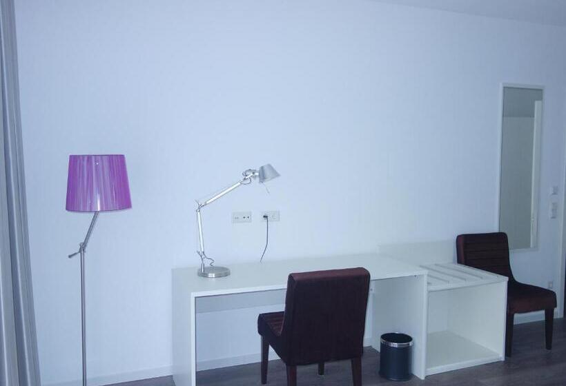 חדר סופריור מותאם לאדם עם מוגבלויות, Victoria Living