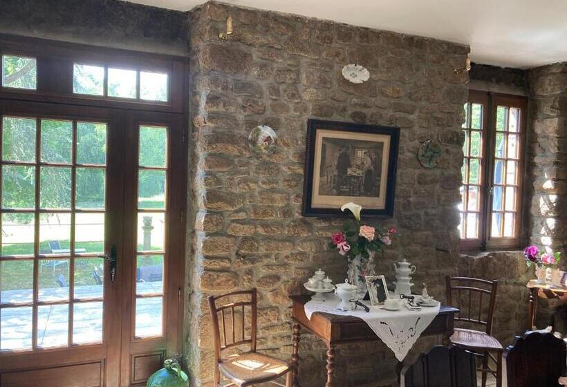 חדר משפחתי, La Forge De La Coudraie