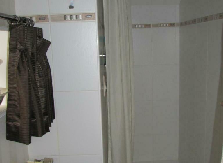 غرفة عائلية, La Grange