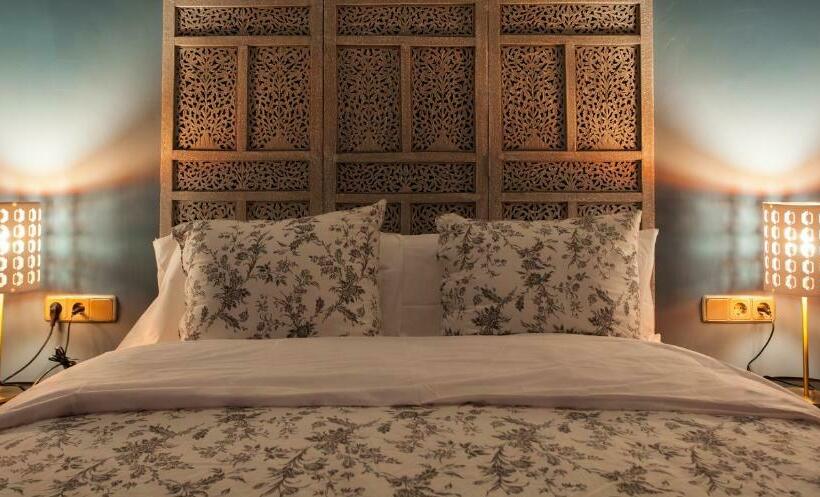 اتاق استاندارد با سرویس بهداشتی مشترک, Abracadabra Suites