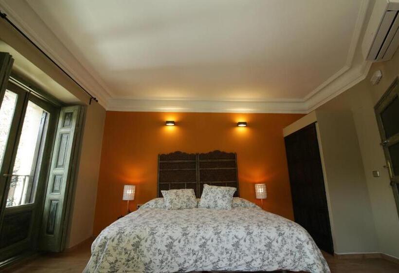 اتاق استاندارد سه تخته با سرویس بهداشتی مشترک, Abracadabra Suites