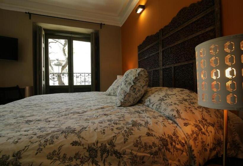 اتاق استاندارد سه تخته با سرویس بهداشتی مشترک, Abracadabra Suites