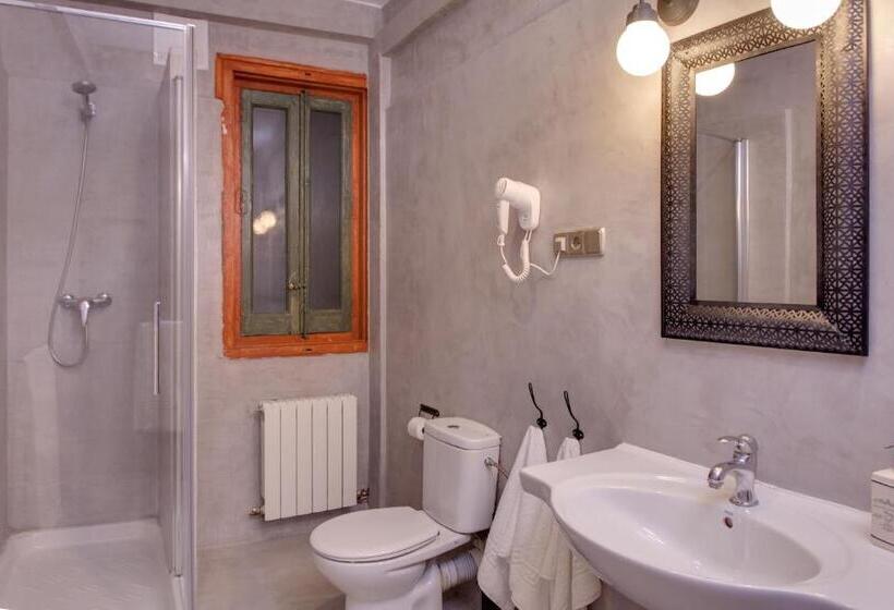 اتاق استاندارد سه تخته با سرویس بهداشتی مشترک, Abracadabra Suites