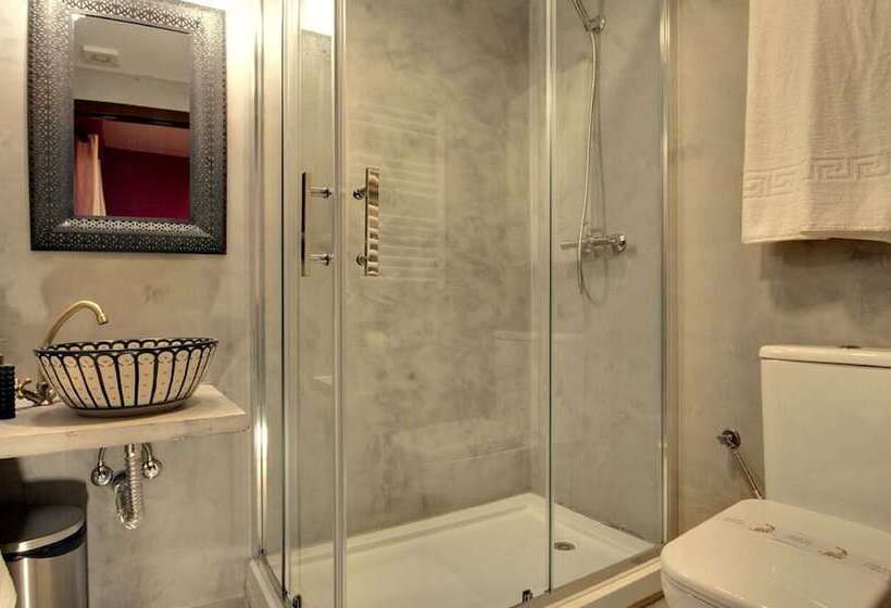اتاق استاندارد سه نفره, Abracadabra Suites