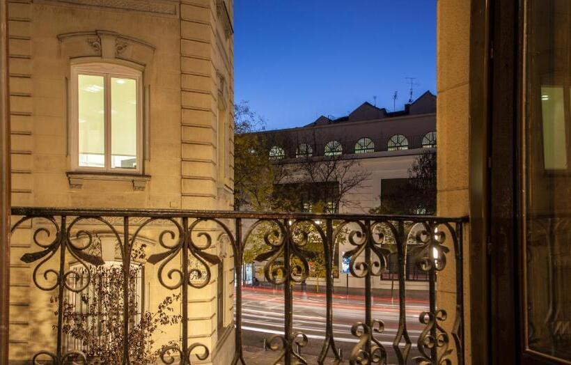 اتاق استاندارد سه تخته با سرویس بهداشتی مشترک, Abracadabra Suites
