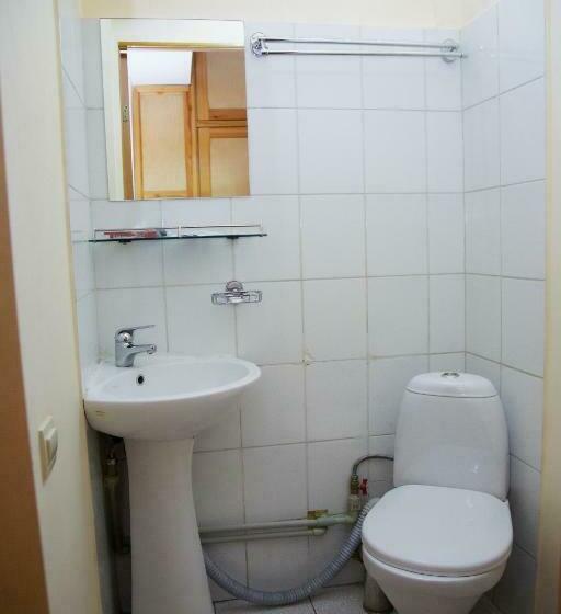 اتاق استاندارد با سرویس بهداشتی مشترک, Aksunkar