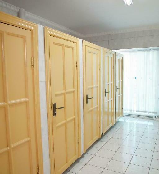 اتاق اکونومی با حمام مشترک, Aksunkar