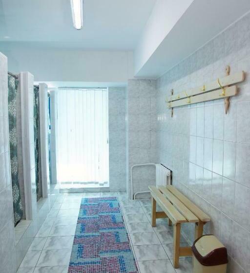 اتاق اکونومی با حمام مشترک, Aksunkar