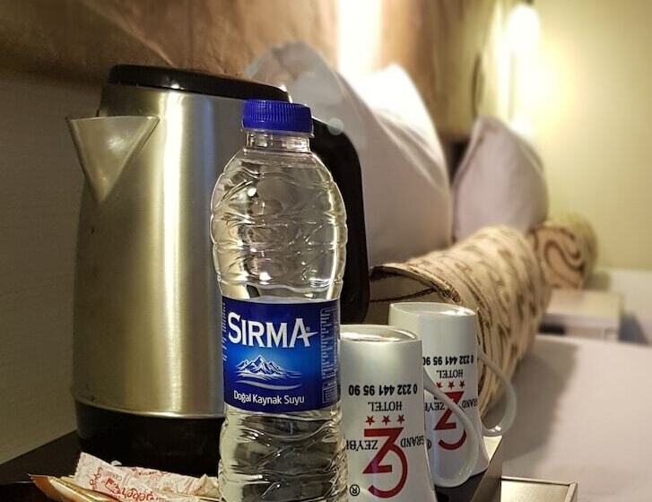 Camera Tripla Standard, Grand Zeybek