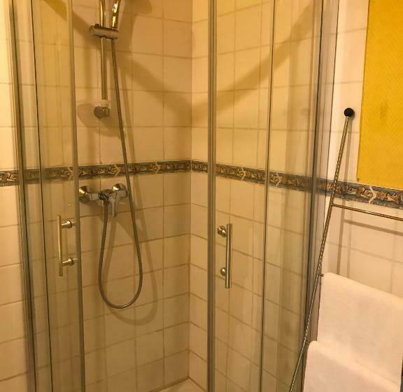 غرفة قياسية ثلاثية, Magdeleine