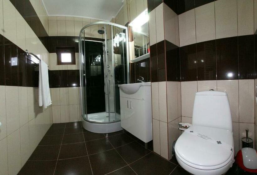 غرفة كومفورت ثلاثية, Rebis