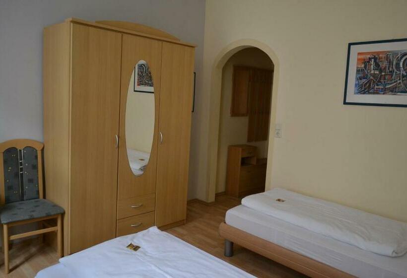 Номер Стандарт, Amadeus