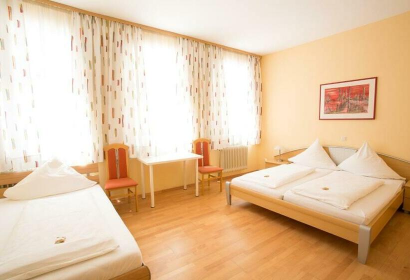 Quarto Triplo Estandar, Amadeus