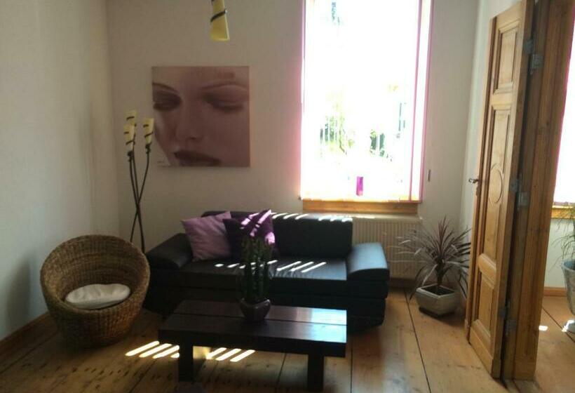 带大床的标准工作室, Traumparadies