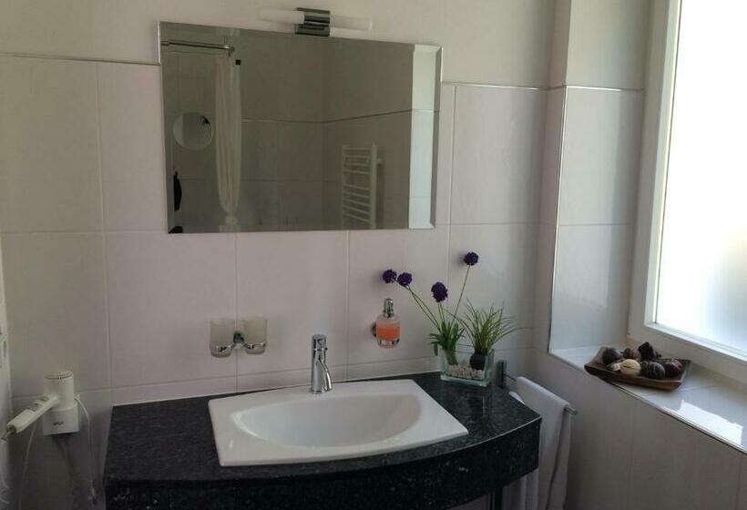 带大床的标准工作室, Traumparadies