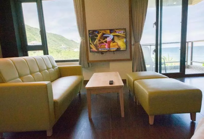 اتاق استاندارد چهارنفره با بالکن, Whitecaps B&b