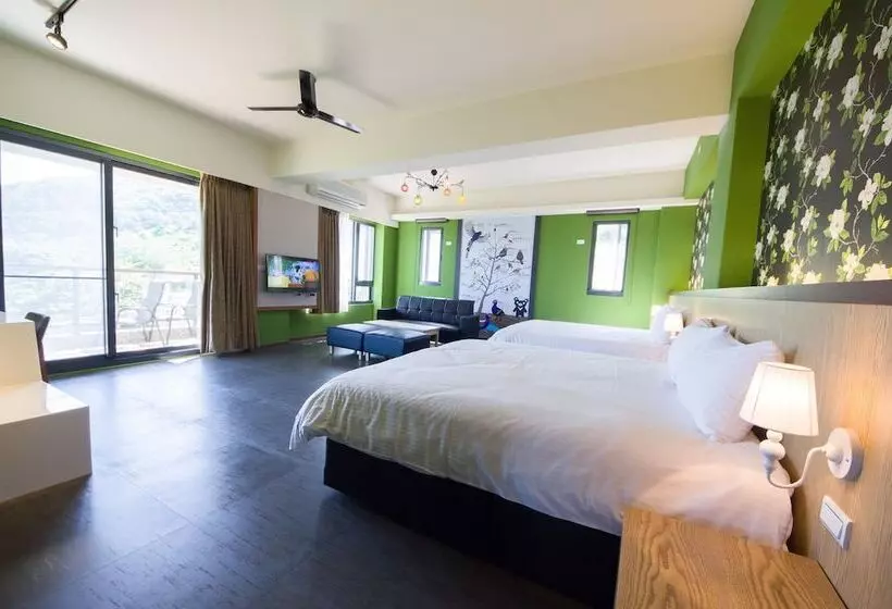 اتاق استاندارد چهار تخته, Whitecaps B&b