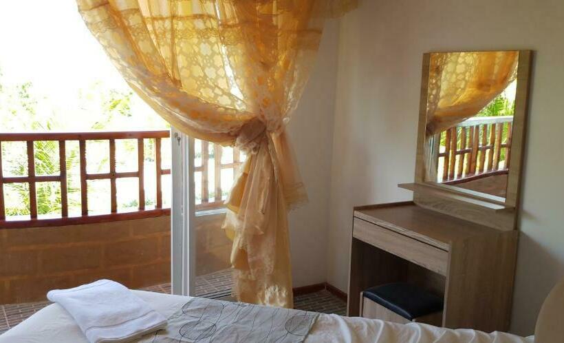 اتاق لوکس با بالکن و چشمانداز دریا, Arora Inn