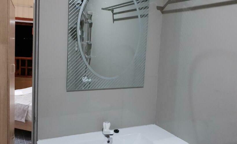 اتاق لوکس با بالکن و چشمانداز دریا, Arora Inn