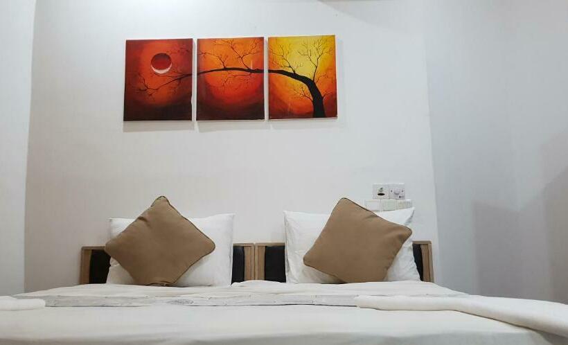 اتاق لوکس با بالکن و چشمانداز دریا, Arora Inn