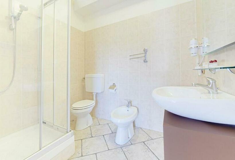 Полулюкс Вид на Озеро, Grotto Bagat