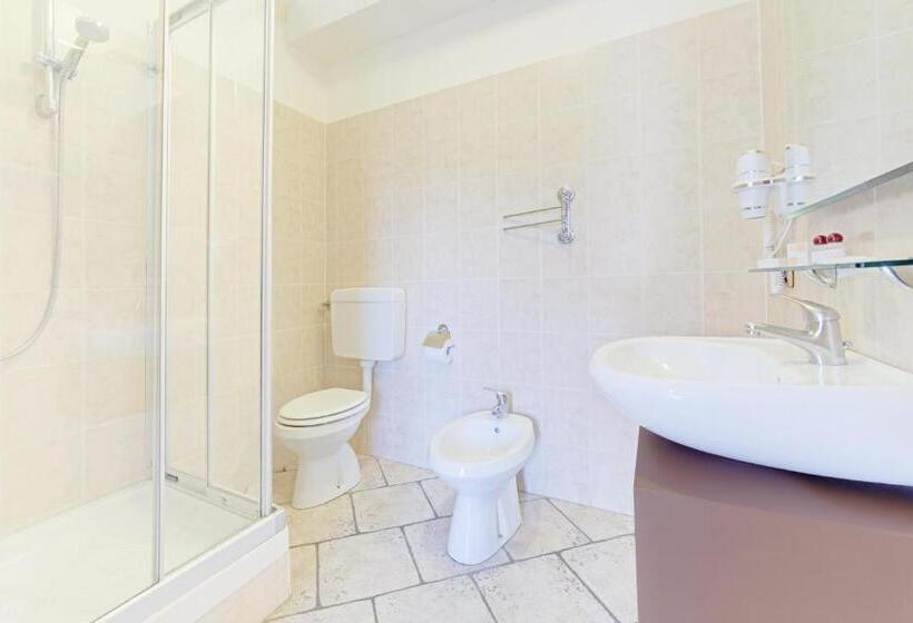 Полулюкс Вид на Озеро, Grotto Bagat