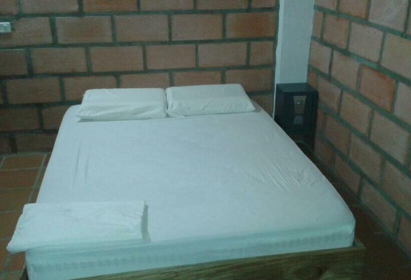 חדר משפחתי, Pizzeria Opera Tolú