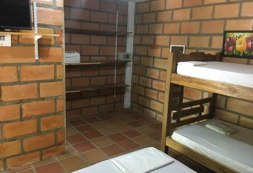 חדר משפחתי, Pizzeria Opera Tolú