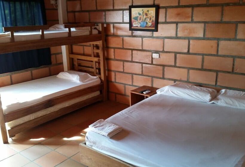 חדר משפחתי, Pizzeria Opera Tolú