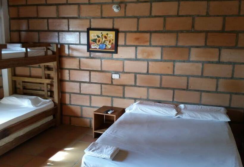 חדר משפחתי, Pizzeria Opera Tolú