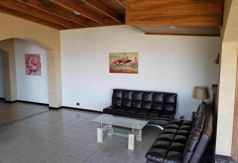 إستوديو ديلوكس, Monte Campana Escazu