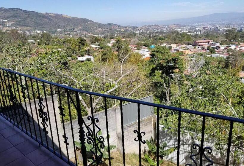 إستوديو ديلوكس, Monte Campana Escazu