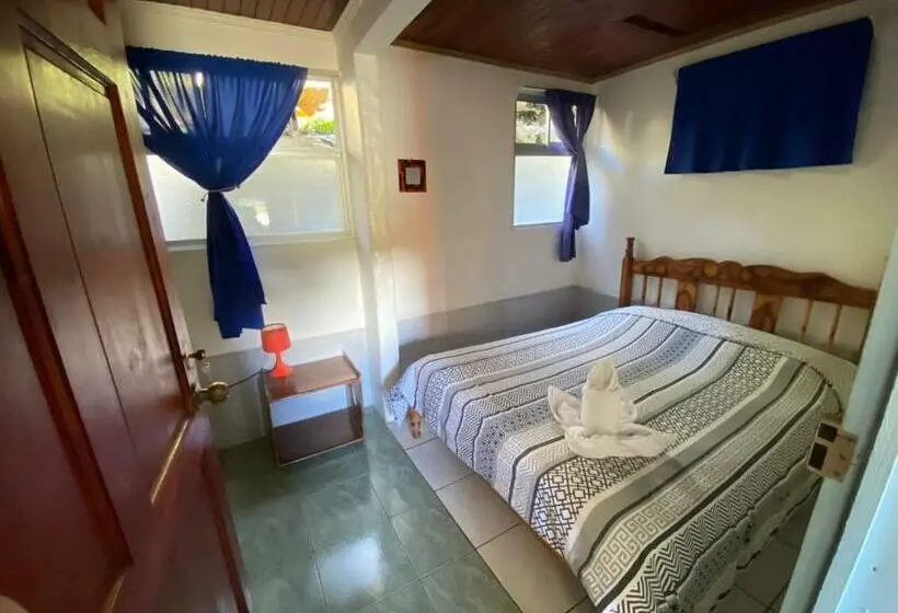 バスルーム共有のトリプルスタンダード, Cabinas Nuestra Kasa