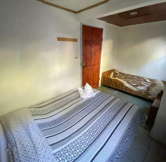 חדר סטנדרט לשלושה עם חדר אמבטיה משוף, Cabinas Nuestra Kasa