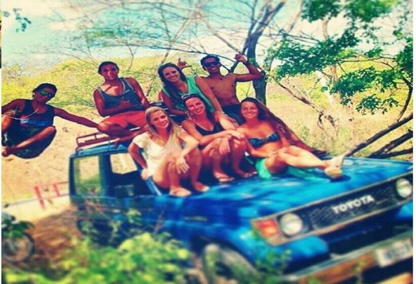 ルームシェアのワンベッド, Coral Reef Surf Hostel And Camp