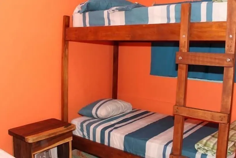 اتاق چهار تخته با دستشویی مشترک, Coral Reef Surf Hostel And Camp