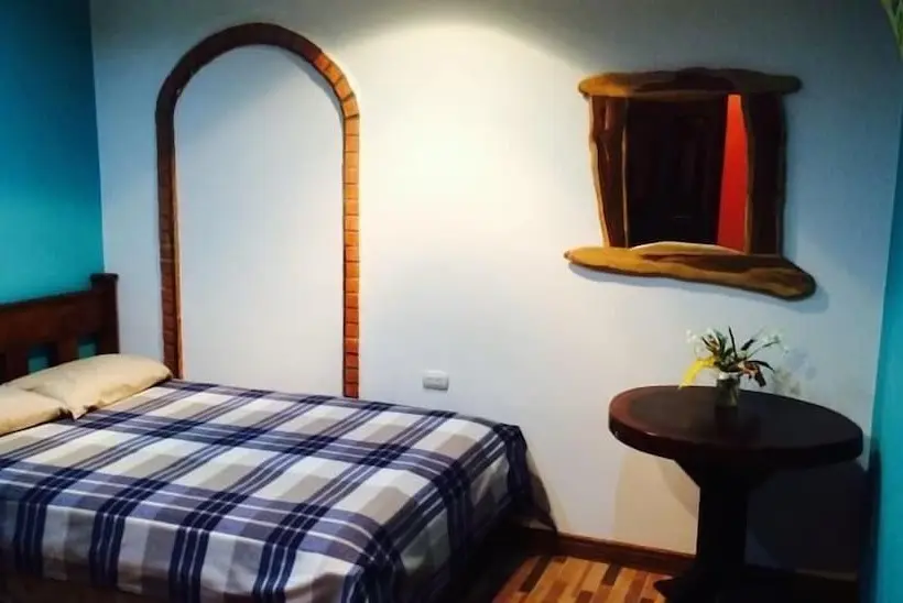 اتاق چهار تخته با دستشویی مشترک, Coral Reef Surf Hostel And Camp