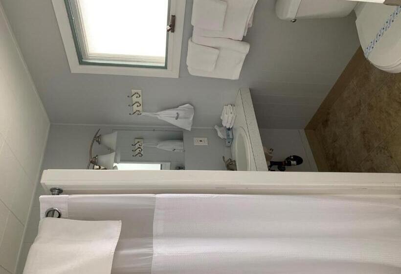 Номер Стандарт Вид на Озеро, Beachfront Inn