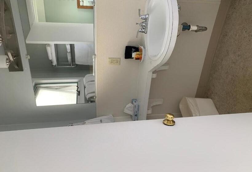 Четырехместный Номер Стандарт, Beachfront Inn