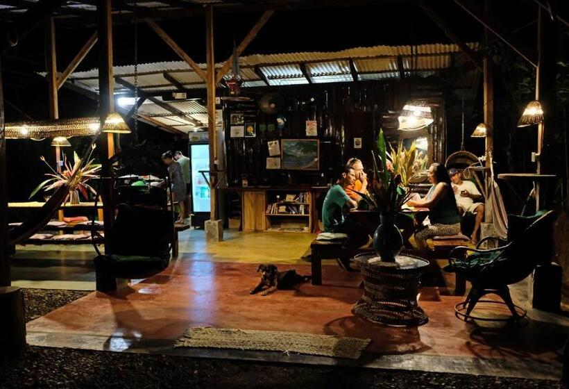 اتاق استاندارد با سرویس بهداشتی مشترک, Mohagine