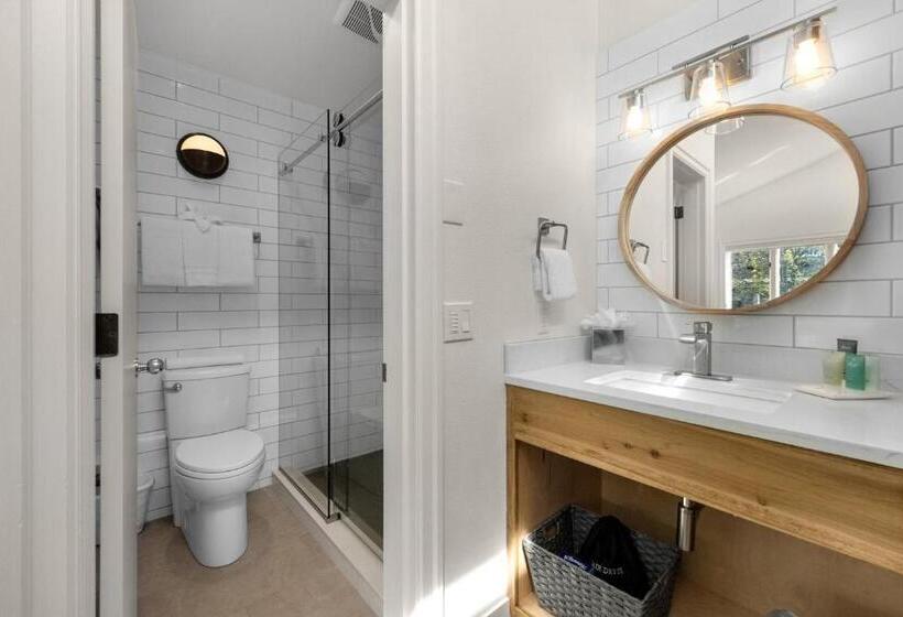 חדר קלאסי לשלושה, The Waves